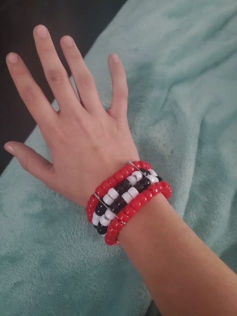 Diy Fnaf Cosplay, Fnaf Kandi Cuff, Band Kandi Bracelets, Fnaf Kandi Bracelet, Scene Bracelets Kandi, Kandi Bracelets Scene, Fnaf Kandi Pattern, Cute Kandi Bracelets, Emo Kandi Bracelets