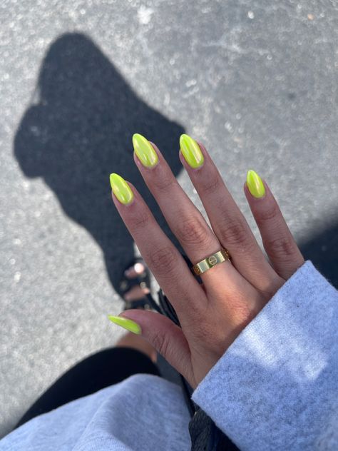 Hailey Bieber Neon Nails, Neon Chrome Nails Hailey Bieber, Neon Yellow Tips Nails, Nails For Gold Jewelry, Hailey Bieber Yellow Nails, Lime Chrome Nails, Bright Vacation Nails Neon, Summer 2023 Nails Almond, Neon Yellow Chrome Nails