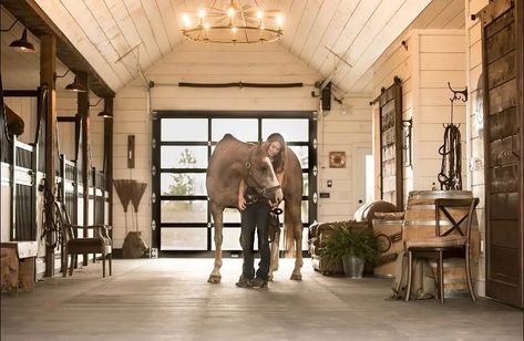 Madrid, Barn Interior Design, Luxury Horse Barns, Horse Stables Design, Dream Barn Stables, Equine Barns, Equestrian Barns, Stable Style, Horse Barn Ideas Stables