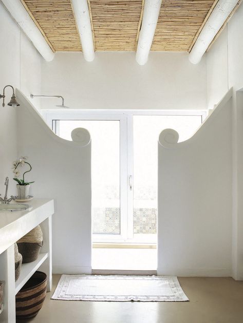 Step Inside This Serenely Elegant South African Home – Frederic Magazine Bathroom Lighting Inspiration, Beach House Accessories, South African Homes, Veranda Magazine, Plettenberg Bay, African Home, Fishermans Cottage, African House, Serene Bathroom