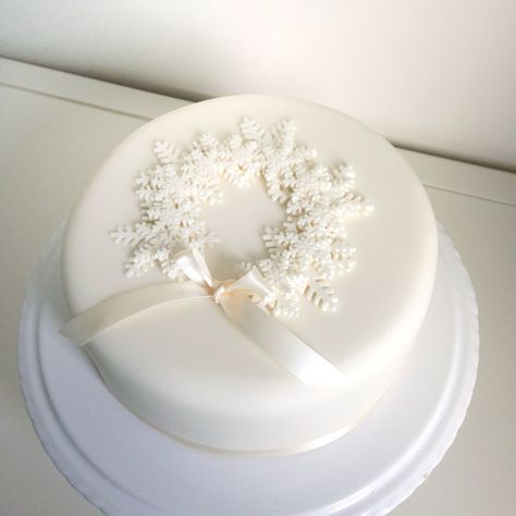 Snowflake Christmas Cake, Xmas Cakes, Christmas Themed Cake, Snowflake Cake, Christmas Cake Designs, Snowflake Wreath, Christmas Cake Decorations, Xmas Cake, Winter Cake