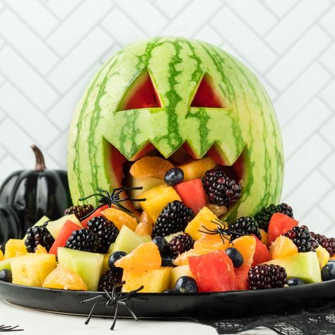 Halloween Fruit Salad, Salad Halloween, Halloween Fruit Tray, Plat Halloween, Halloween Potluck, Recetas Halloween, Halloween Party Appetizers, Halloween Food Appetizers, Fruit Salad Recipe