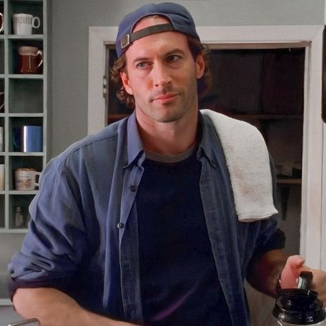 Season 1 Luke Danes, Luke Danes Season 1, Luke Gilmore Girls Outfits, Luke Danes Outfit, Luke Danes Icon, Luke Gilmore Girls Aesthetic, Luke And Lorelai Costume, Gilmore Girls Boys, Luke From Gilmore