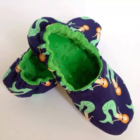 Midnight slippers Baby Shoes Pattern Free, Pattern Free Sewing, Sewing Slippers, Gifts Sewing, Sewing Christmas Gifts, Diy Slippers, Sewing To Sell, Baby Shoes Pattern, Shoes Pattern