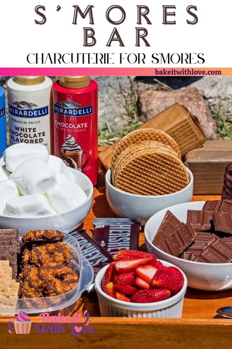 Tasty s'mores toppings and ingredients on a board or in a tray to assemble everything from classic to unique, custom gourmet s'mores by the campfire. Smores Charturie Boards, Smores Tray Party Ideas, S’more’s Charcuterie Board, Build Your Own Smores Bar, Gourmet Smores Bar, S’mores Tray Ideas, Gourmet Smores Ideas, S'mores For A Crowd, S’mores Boards