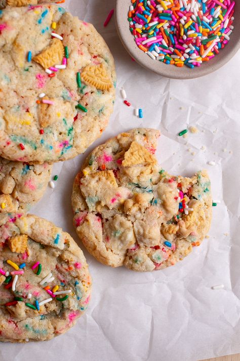 Golden Funfetti Cookies - The Little Holly That Could Funfetti Cookies Recipe, Funfetti Desserts, Funfetti Cookie Recipe, Sprinkle Cookies Recipe, Chocolate Cherry Cookies, Confetti Cookies, Breakfast Cupcakes, Potato Chip Cookies, Food Reference