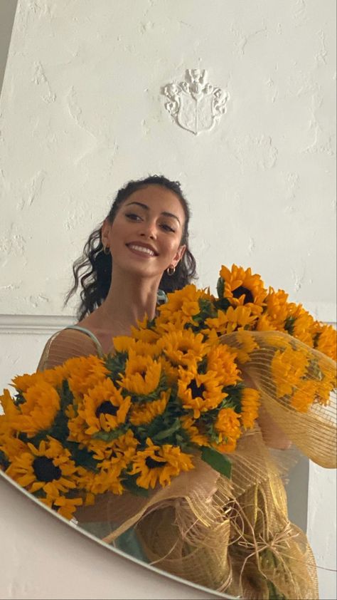 cindy kimberly, flowers, sunflowers Cindy Wolfie, Flower Photoshoot, Flowers Instagram, Sunflower Bouquets, Cindy Kimberly, Flower Therapy, Shooting Photo, A Mirror, Flower Lover