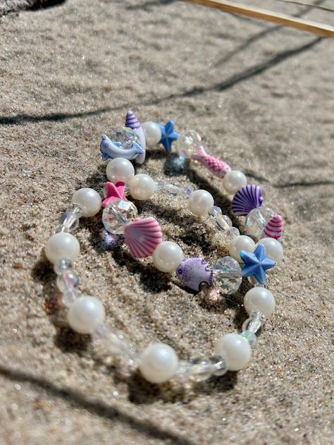 Beach themed bracelet set. With pink, blue and purple beads shaped as ocean creatures, shells and stars. Beach Bracelet Ideas, Beach Themed Bracelet, Summer Jewelry Diy, Make Clay Beads, Ocean Bracelet, Preppy Bracelets, Bracelet Inspo, Purple Beads, Wrist Jewelry