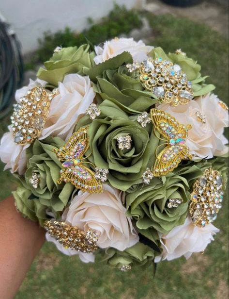 Glam Wedding Bouquet, Bouquet Prom, Champagne Bouquet, Enchanted Forest Quinceanera Theme, Green Quinceanera Theme, Princess Tiana Dress, Princess Wedding Theme, Tiana Wedding, Princess Tiana Birthday Party