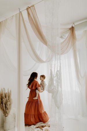 Motherhood Photoshoot Studio, Boho Photography Studio, Photo Studio Design, Photography Studio Decor, Studio Photography Backdrop, Boho Photoshoot, Home Photo Studio, Boho Photography, Indoor Photoshoot