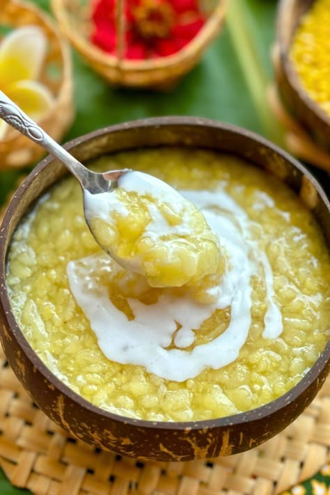 Try this simple recipe for a sweet mung bean pudding. It's a smooth dessert made with coconut milk, loved in both Thai and Vietnamese cuisine. Asian Recipes Dessert, Vietnamese Dessert Recipe, Mung Bean Dessert, Thai Dessert Recipes, Bua Loy, Cambodian Desserts, Laos Desserts, Thai Recipes Dessert, Chinese Night