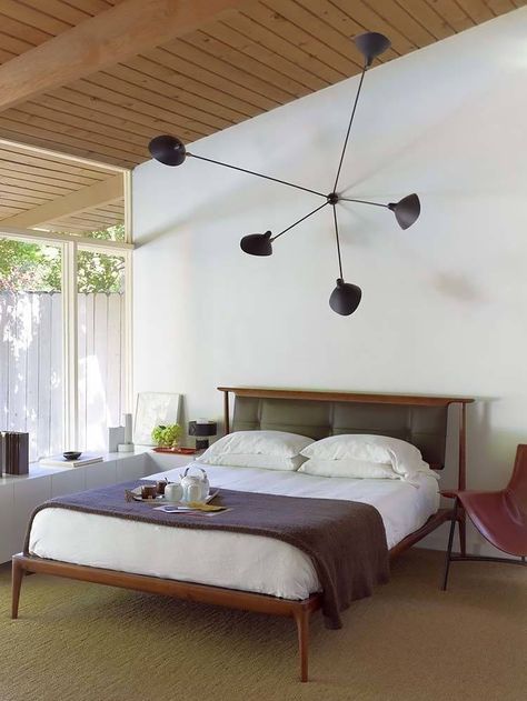 35 Wonderfully stylish mid-century modern bedrooms Mid Century Bedroom Design, Mid Century Modern Bedroom Design, Carpet Wall, Casa Retro, Mid Century Modern Bed, Mid Century Bedroom, Mid Century Interior, Bed Platform, Mid Century Modern Bedroom