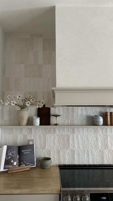 French Tile Backsplash Kitchen, White Tile Backsplash No Grout, Uneven Backsplash Tile, Oyster Backsplash Kitchen, Tiles In The Kitchen, Kitchen Backsplash With Light Cabinets, Imperfect Subway Tile Backsplash, Neutral Backsplash Ideas, Kitchen Back Splash Tiles