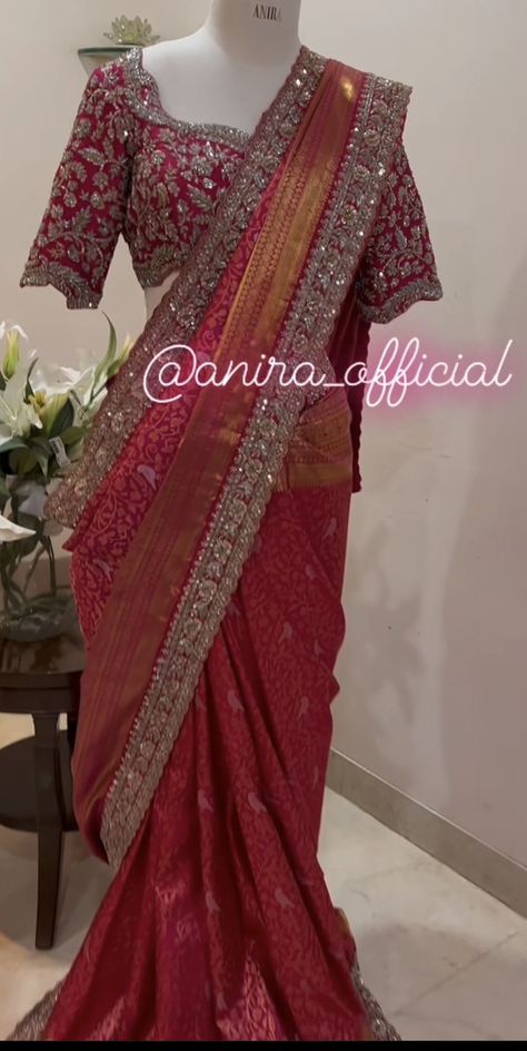 Half Saree Look For Engagement, Engagement Bridal Saree Look, House Warming Outfit Ideas Indian, Saree Borders Designs, Wedding Jwellery Brides Indian, Latest Bridal Sarees Indian Weddings, Reception Saree Ideas, Saree Border Maggam Work, Pelli Sarees Pattu