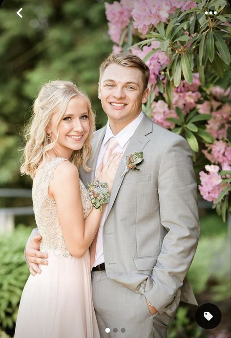 Backyard Prom Picture Ideas, Senior Prom Poses, Prom Sessions Photography, Couples Homecoming Poses, Prom Family Pictures, Prom Pic Poses Couple, Cute Prom Photos Couple, Prom Pics For Couples Posing Ideas, Light Pink Prom Couple