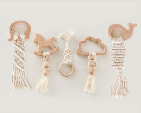 Macrame Toys, Diy Teethers, Macrame Baby, Baby Toys Diy, Astuces Diy, Teether Toys, Macrame Patterns Tutorials, Baby Gym, Baby Teethers