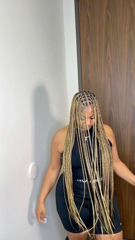 Blond Mix Braids Black Women, Blond Mixed Box Braids, Blonde Bohemian Knotless Box Braids, Smeduiem Knotless Blonde, 613 Knotless Braids On Black Hair, Honey Blonde Knotless Braids Medium, Small Bohemian Knotless Braids Blonde, Knotless Box Braids Medium 27/613, Braided Hairstyles For Black Women Blond