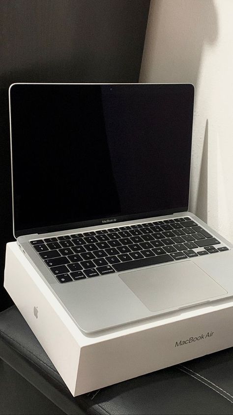 Macbook Air M1 Silver Aesthetic, Macbook Air M1 Space Grey Aesthetic, Silver Macbook Air Aesthetic, New Macbook Aesthetic, Macbook Air M2 Silver, Macbook Air M1 Silver, Nootbook Apple, Macbook Air M1 Space Grey, Macbook Air M1 Aesthetic