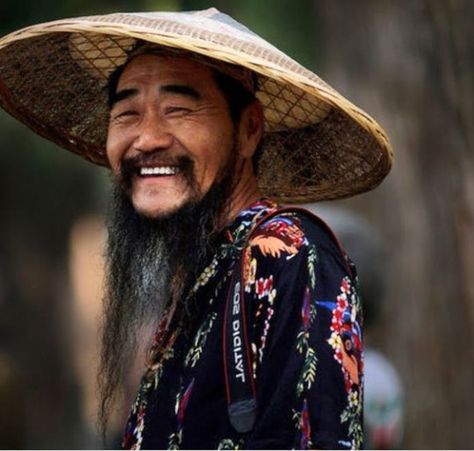 Persona de la China. Asia Landscape, Smiling People, Smiling Faces, Chinese Man, We Are The World, People Of The World, World Cultures, Just Smile, Happy People