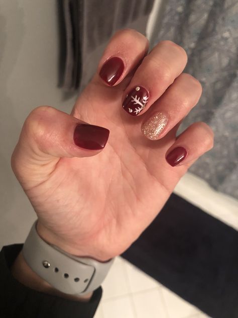 #nails #christmas #christmasnails #gelnails #glitter #glitternails #gel #gelpolish #snowflakes #snowflakenails Xmas Gel Nails, Gel Nails Glitter, Glitter Gel Nails, Nails Christmas, Nails Glitter, Short Nail, Short Nail Designs, Glitter Nails, Short Nails