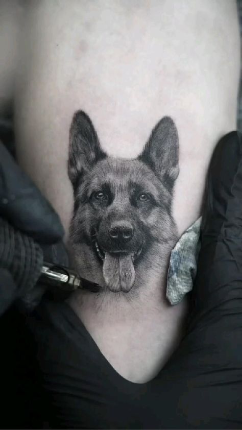 Gsd Tattoo, Tattoo Perro, German Shepherd Tattoo, Pet Tattoo Ideas, Shepherd Tattoo, Dog Portrait Tattoo, Pet Tattoos, Pitbull Tattoo, Paris Tattoo