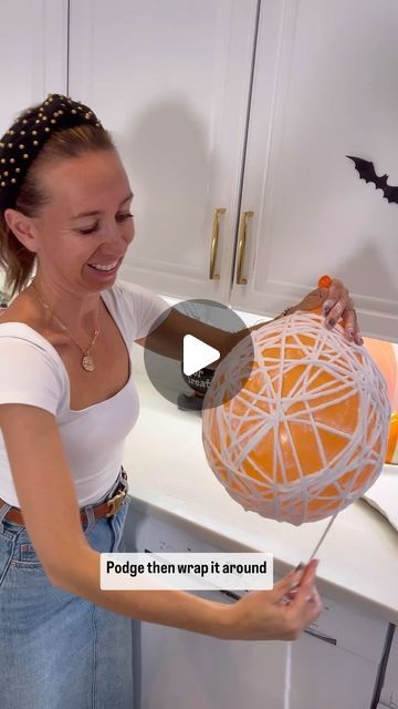 Shannon Doherty on Instagram: "🕸️SPIDER WEB BALLOON DIY! 🕸️ BEST DIY for Halloween!! SAVE AND SHARE this fun idea!! HOW COOL??!! FUN TO MAKE AND THEN THE CUTEST DECOR!! My family loves watching the balloon pop - super cool! 🕸️  LIKE + COMMENT - “web” - for links to supplies to make these at home and full directions!  FOLLOW ME @athomewith.shannon for the best tips and tricks and fun ideas to do with your family!! #Halloween #halloweendiy #easydiy #halloweencrafts #easycrafts #crafts #diy #momsofinstagram" Halloween Balloon Ideas Diy, Family Halloween Crafts, Diy Spider Decoration, Deco Halloween Diy, Halloween Decorations Homemade, Spider Web Diy, Spider Diy, Diy Halloween Spider, Halloween Balloons Decorations