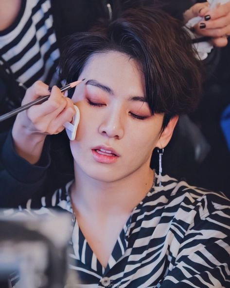 May⁷ 💫 on Twitter: "jungkook getting his makeup done ; a thread… " Jungkook No Makeup, Jungkook Eyes, Bts Makeup, Bts Eyes, Close Up Faces, Eye Close Up, Celebrity Look Alike, Jungkook Selca, Body Picture