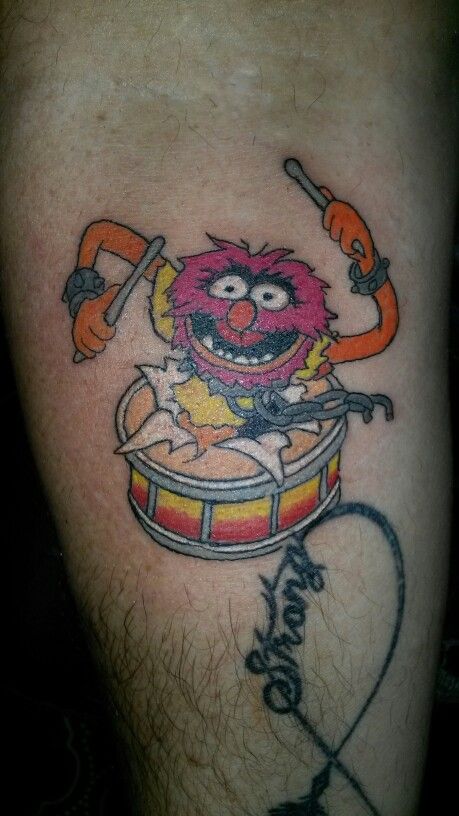 Animal drummer tattoo Muppets Tattoo, Muppet Tattoo, Drummer Tattoo, Musician Tattoo, Drum Tattoo, Muppets Animal, Animal Muppet, Nikko Hurtado, Tier Tattoo