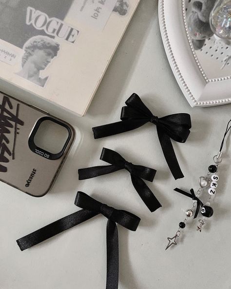 acubi ᝰ 🩹⊹꙳🖤◞✧︎ #acubi #pinterestboard #white #gray #bow #coquette #ribbon #keychain #aesthetic #straykids #kpop #black Black Ribbon Aesthetic, Black Bow Aesthetic, Black Coquette Aesthetic, Black And White Coquette, Acubi Core, Ribbons Aesthetic, January Moodboard, Ribbon Aesthetic, Ribbon Keychain