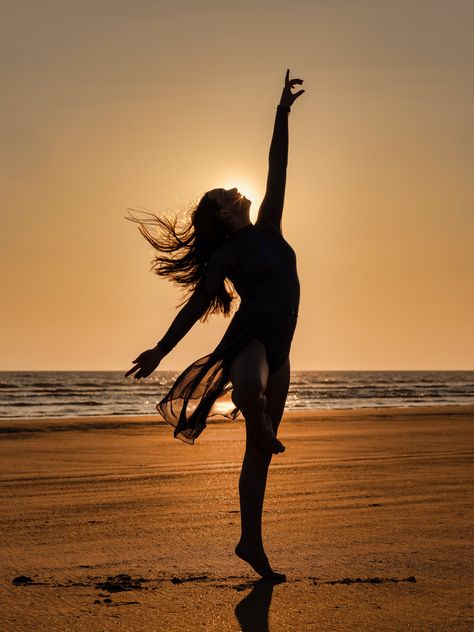 Water Sunset Photoshoot, Sunset Water Pictures, Summer Sunset Photoshoot, Sunset Photoshoot Ideas On The Beach, Sunset Silhouette Photography, Beach Shoot Ideas Photoshoot, Beach Shoot Model, Sunrise Photoshoot Ideas, Freedom Photoshoot