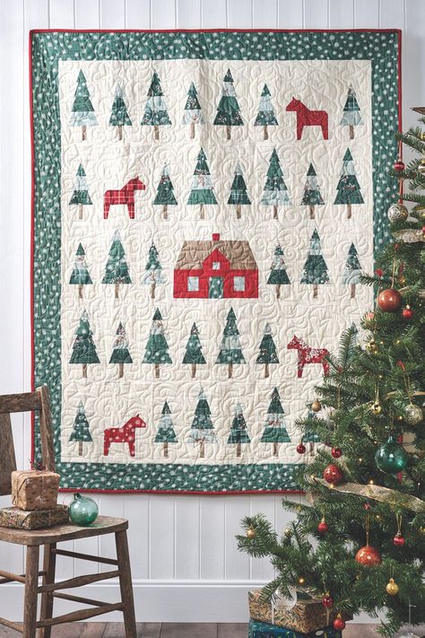 Scandinavian Quilts, Christmas Quilting Projects, Horse Quilt, Christmas Tree Quilt, Christmas Patchwork, Christmas Quilting, Christmas Quilt Patterns, Quilts Decor, Holiday Quilts