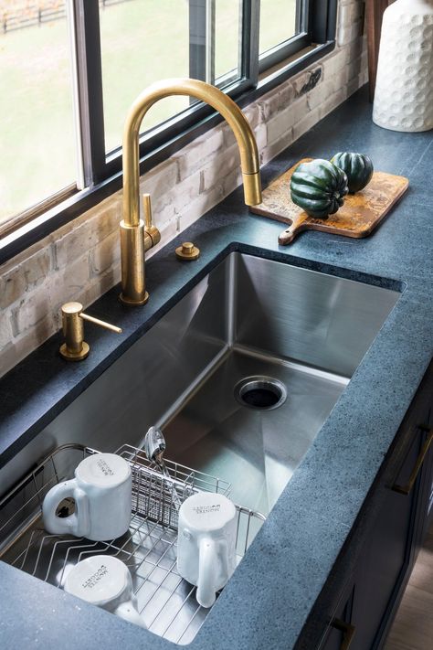 sink Sink With Drying Rack, Sinki Dapur, Sink Trends, Cozy Reading Room, Bohemian Room Decor, Minimalist Bohemian, Kitchen Sink Design, Bohemian Room, Dining Room Spaces