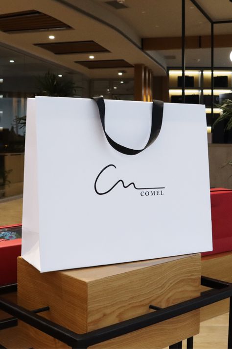 Personalized luxury paper bag with custom logo Paper Shopping Bag Design Ideas, Luxury Paper Bag Design, Startup Infographic, Luxury Brand Packaging, Luxury Paper Bag, Makeup Studio Decor, Shopping Bag Design, Indesign Layout, Emprendimiento Ideas