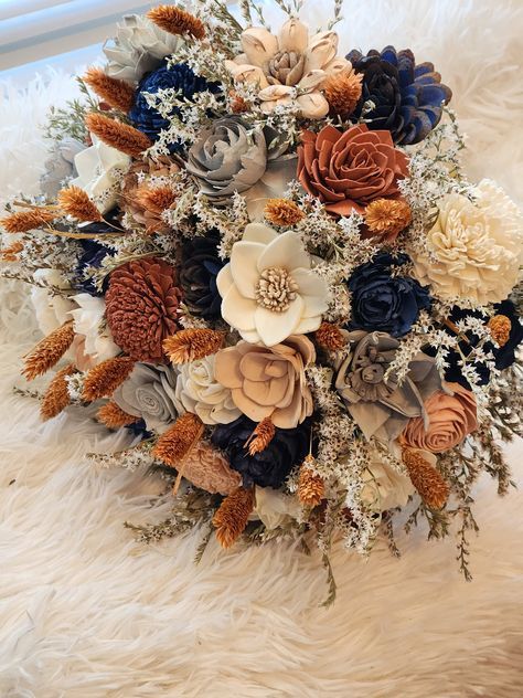 Spring wedding palettes with lavender and mint for a refreshing look. Orange And Navy Wedding, Cream Wedding Flowers, Navy Bouquet, Dusty Pink Weddings, Purple Bridal Bouquet, Wedding Invitations Leaves, Boho Wedding Bouquet, Groomsmen Boutonniere, Wedding Bouquets Pink