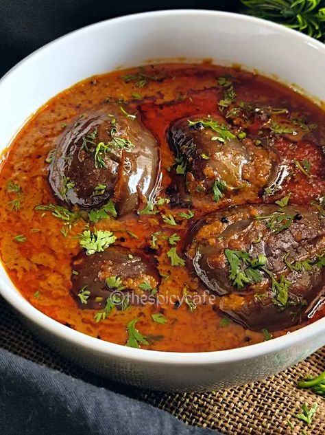 Eggplant Curry Indian, Brinjal Recipes Indian, Konkani Recipes, Curry Indian, Maharashtrian Recipes, Eggplant Curry, Dhokla Recipe, Stuffed Eggplant, Vegetarian Main Course