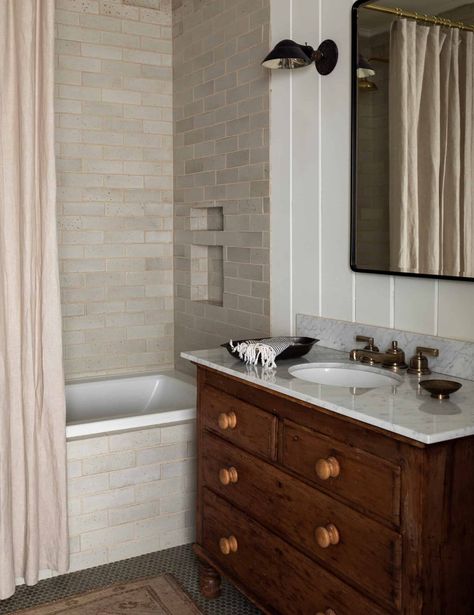 11 FADS VS. TIMELESS DESIGN ELEMENTS (+ TIPS ON HOW TO IDENTIFY THEM) - Nadine Stay Subway Tiles Bathroom, Bathroom Design Trends, Decor Studio, Bathroom Tub, Bathroom Tile Designs, Subway Tiles, Bathroom Trends, Bathroom Floor Tiles, Bathroom Renos