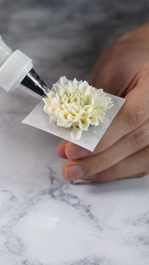 Buttercream Flowers Tutorial, Cake Decorating Turntable, Piping Buttercream, Cake Decorating Flowers, Frosting Flowers, Piping Frosting, Piping Flowers, How To Make Icing, Decorações Com Comidas