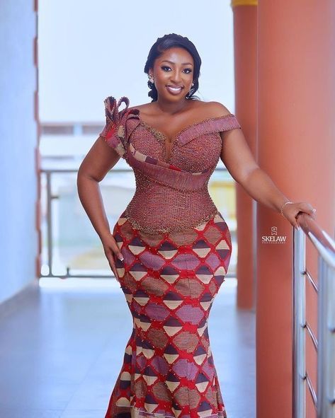 Kante Styles For Women, Modern Kente Styles, Kente Designs Ghana, Beaded Kente Styles, Kente Dress Ghana Traditional Weddings, Kente Styles Ghana Women, Kente Styles For Older Women, Bridal Kente Styles, Kente Styles For Engagement Ghana