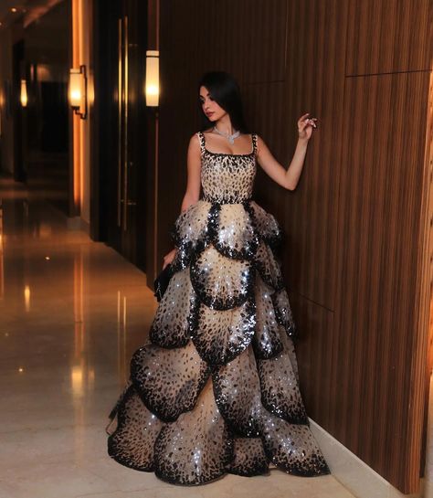 Glamorous Dresses Luxury, Sparkly Gowns, Petal Gown, Evening Dresses 2023, Dubai Evening, Sparkly Gown, Runway Fashion Couture, Exquisite Gowns, Mob Dresses