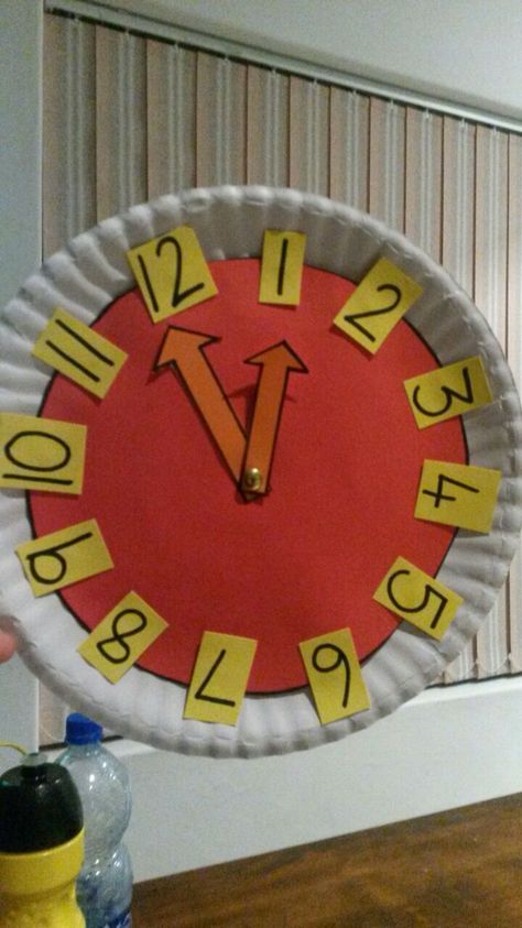 Simple and easy DIY adjustable clock. Made with a paper plate, colored cardboard and a draw pin. Paper Plate Clock, Interactive Classroom, Making A Model, Daily Math, Paper Plate, Paper Plates, Easy Diy, Wall Clock, Clock