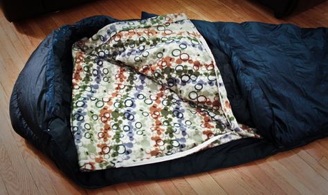 Simple tutorial to make a sleeping bag LINER! Great for those sleeping bags with COLD material on the inside. Diy Sleeping Bag, Winter Camping Outfits, 1000 Lifehacks, Snow Camping, Sleeping Bag Liners, Sleeping Bag Liner, Diy Winter, Bag Insert, Cabin Camping