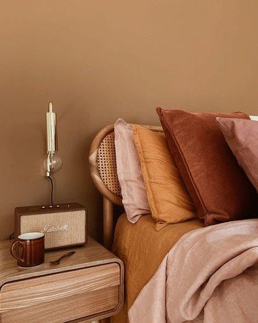 When it comes to weaving terra cotta into your home, the options are seemingly limitless, although wall paint is a popular method. Scroll on for our favorite colors to pair with the earthy hue. #hunkerhome #terracotta #terracottahomedecor #terracottahomedecorideas Burnt Sienna Bedroom, Caramel Bedroom, Terracotta Palette, Terracotta Bedroom, Blush Bedroom, Bedroom Large, Audio Room, Decor Minimalist, Night Stand