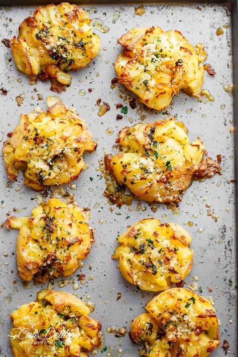 Potato Recipes Smashed, Parmesan Smashed Potatoes, Baby Potato Recipes, Baby Potato, Smashed Potatoes Recipe, Crispy Smashed Potatoes, Pasta Vegetariana, Crispy Garlic, Smashed Potatoes