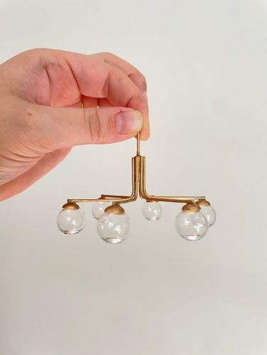 A brass modern pendant chandelier for my dollhouse that I made Dolls House Lights Diy, Miniature Dollhouse Lighting Diy, Miniature Dollhouse Lights Diy, Diy Dollhouse Lighting, Diy Dollhouse Lights, Dollhouse Chandelier Diy, Miniature Lamp Diy, Diy Dollhouse Chandelier, Diy Mini Chandelier