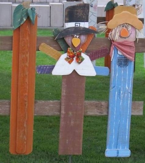 15 Terrific Pallet Thanksgiving Craft Ideas • 1001 Pallets Pallet Thanksgiving Ideas, Thanksgiving Craft Ideas, Thanksgiving Wood Crafts, Wood Scarecrow, Turkey Crafts Kids, Wooden Pallet Crafts, Thanksgiving Craft, Turkey Craft, Adornos Halloween