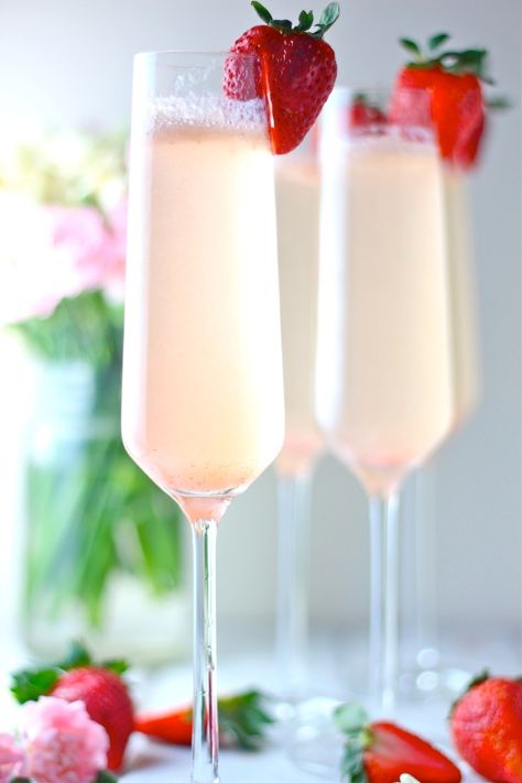 Champagne Cocktails Aesthetic, Champagne With Strawberries, Champagne Brunch Aesthetic, Champagne Spritzer, Boujee Brunch, Champagne Walls, Bubbly Brunch, Elderflower Recipes, Elderflower Champagne