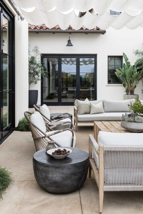 Love this organic modern patio and outdoor sitting area - patio ideas - porch - patio furniture - summer decorating California Mediterranean, Pure Salt Interiors, Pure Salt, Backyard Designs, California Living, Outdoor Living Room, Modern Patio, Decor Minimalist, Backyards