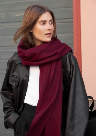 Maroon Scarf Outfit, Wool Scarf Outfit, Red Scarf Outfit, Dreamy Outfits, Style Scarves, Red Photos, Wool Scarves, Beanie Outfit, Burgundy Scarf