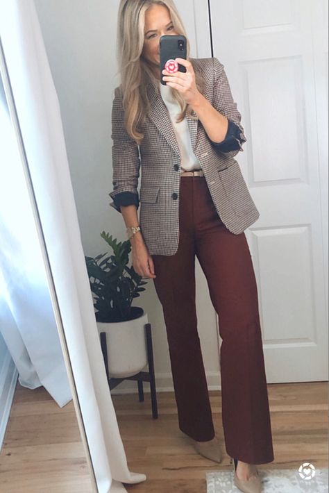 J Crew Business Casual, Plaid Shirt Work Outfit Business Casual, Fall Dresses For Work Office Wear, Brown Pants Outfit Women Work, Hr Work Outfits, Express Work Outfits, Fall Outfits Work Office Chic, Brown Blazer Work Outfit, Plaid Blazer Outfit Women Work