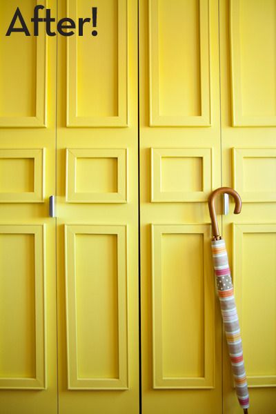 Boring door makeover. The trick? She used super low-cost canvas stretcher bars from the art supply store (30¢ a foot) and attached them with 3M adhesive strips. Since the stretcher bars already come with mitered corners, building the frames is super simple, with no tools or sawdust required. Rental Closet, Deur Makeover, Custom Closet Doors, Diy Kast, Modern Closet Doors, Door Diy Projects, Diy Closet Doors, Painted Closet, Closet Door Makeover